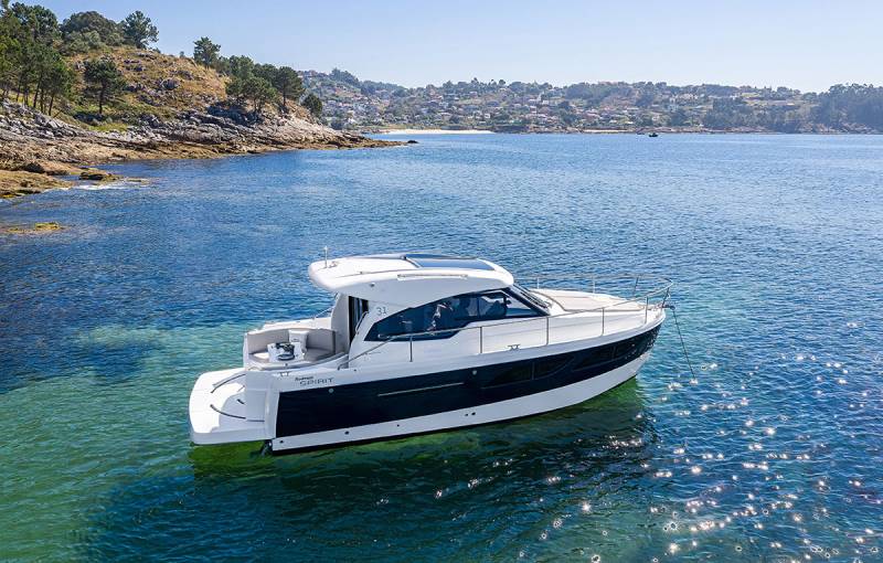 RODMAN SPIRIT 31' HT INBOARD - Experience Yachting