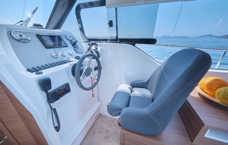 RODMAN SPIRIT 31' HT OUTBOARD - Experience Yachting