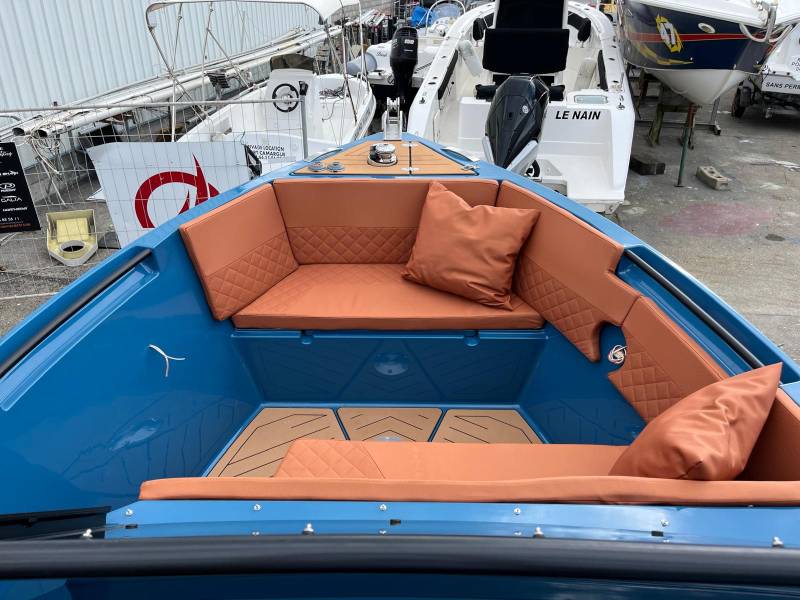Veloce Yachts V755 Classic